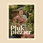 Boek pluktuin 'Plukplezier' met Angelo die bloemen vasthoudt in een bloeiende tuin.