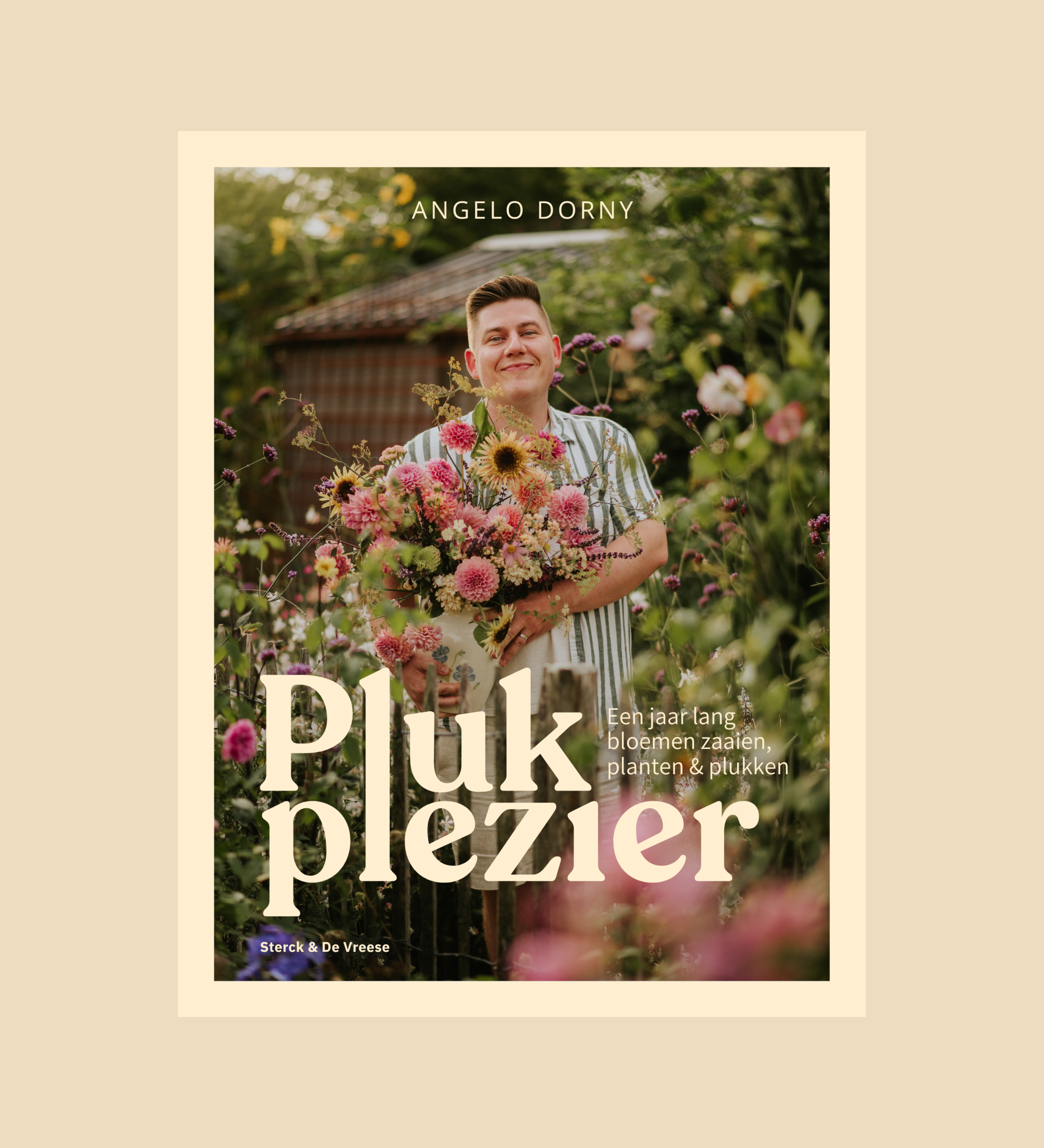 Boek pluktuin 'Plukplezier' met Angelo die bloemen vasthoudt in een bloeiende tuin.