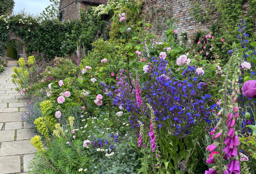 plantencombinaties in een cottage tuin